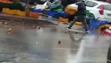 Sinir krizi geçiren manav ortalığı birbirine kattı