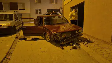 Sevgilisinden ayrılan genç sokak ortasında aracını parçaladı