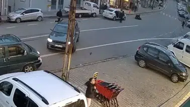 Otomobilin çarptığı genç kadın metrelerce savruldu: O anlar kamerada