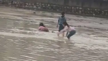 Sel sularıyla oyun: Çocukların ölümüne sulara daldı