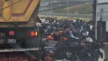 Konya'da meyve ve sebze yüklü tır bariyerlere çarptı: 1 yaralı