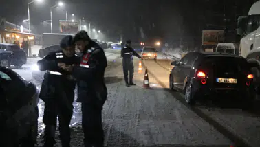 Ani kar yağışı nedeniyle bazı yollar ulaşıma kapatıldı
