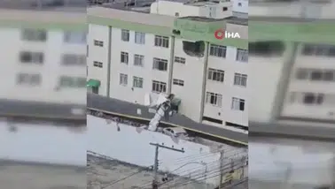 Uçak apartmana çarptı: 4 yaralı