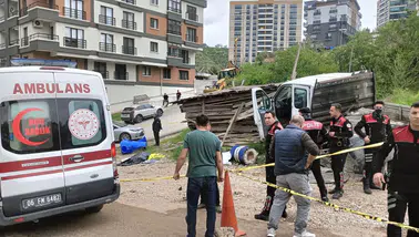 1 Mayıs'ta en acı fotoğraf: O işçiler kamyonun altında kaldı