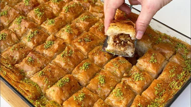 Konya'da bedava tepsi tepsi baklava dağıttılar