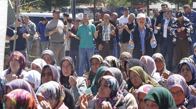 Konya'da 5 bin kişi ellerini semaya yağmur için açtı