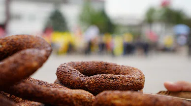 Bir tarafta kutlama, diğer tarafta ekmek parası
