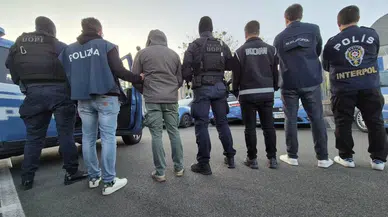 Vize şebekesine operasyon: 10'u memur 30 şüpheliye gözaltı