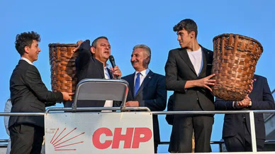 Küfeyi benim sırtıma ver. Ben taşırım