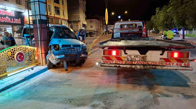 Araç üst geçide saplandı! 1 kişi öldü, 1 kişi yaralandı