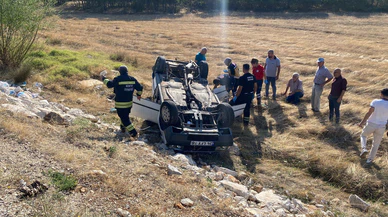 Konya’da feci kaza! Otomobil şarampole yuvarlandı
