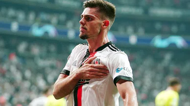 Beşiktaş savunma oyuncusuyla yollarını ayırdı