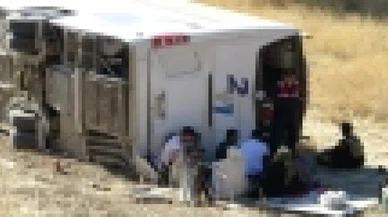 Malatya'da yolcu otobüsü devrildi; çok sayıda yaralı var