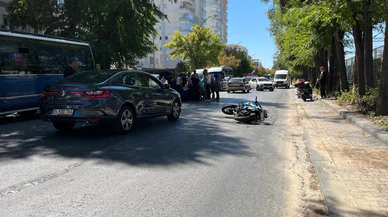 Kontrolden çıkan motosiklet dolmuşla çarpıştı