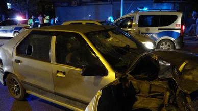 Kaza yapan aracı taş yağmuruna tuttular