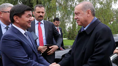 Kırgızistan Cumhurbaşkanı'ndan örnek davranış: Dağlarda çöp topladı