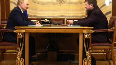 Putin Kuran-ı Kerim öptü
