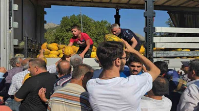 Geçen hafta 43 ton ücretsiz karpuz dağıtılmıştı bu sefer 25 ton kavun dağıtıldı