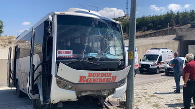 Freni patlayan kamyon otogara düştü