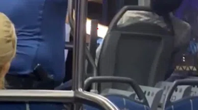 Otobüste sızan genci polis uyandırdı: Otel parası alacağız!