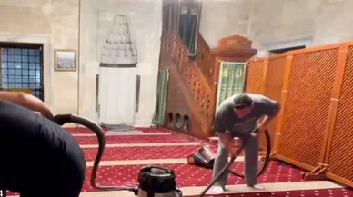 Mesut Özil cami temizlerken görüntülendi