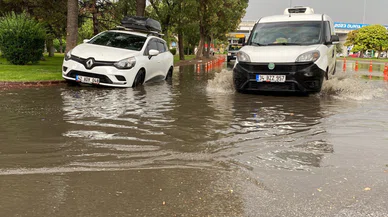 Konya'da yağan yağmur trafiği kapattı! Bu yollar felç oldu
