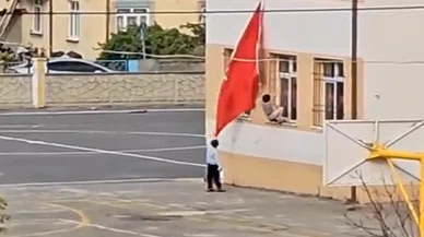 Türk Bayrağını düzeltmeye çalışan çocukların çabası takdir topladı