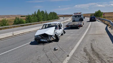 Kontrolden çıkan otomobil karşı şeride geçip bariyerlere çarptı: 2 yaralı