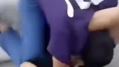 İki çocuk kavga etti etrafındaki kalabalık tezahürat yaptı