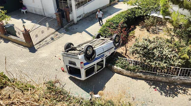 El freni tam çekilmeyen araç  bahçeye uçtu