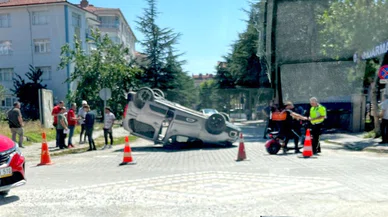 Konya'da kaza yapan araç ters döndü