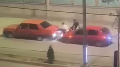 Bozulan aracı ayaklarıyla ittiler