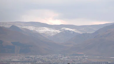 Mevsimin ilk karı görüldü! Dağlar beyaza büründü