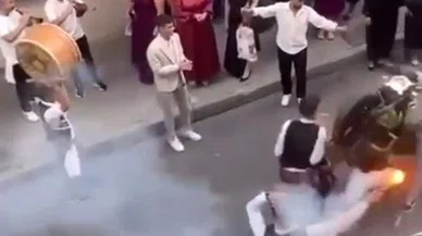 Düğün konvoyundaki motorcu davulcuyla çarpıştı