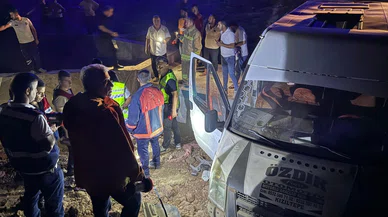 Tarım işçilerini taşıyan minibüs devrildi: 21 yaralı