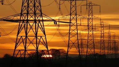 Kasırga sonrası binlerce ev elektriksiz kaldı