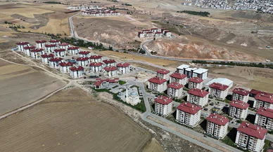 Belediyenin unuttuğu mahalle! Halk çöp topluyor