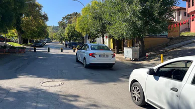 Trafiğe kapanan caddede mahsur kaldı