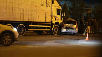 Konya'da acı kaza! Kamyon ile otomobil çarpıştı, otomobil sürücüsü kadın hayatını kaybetti