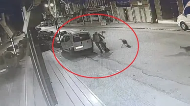 Başıboş köpek sürüsü sokaktan geçen adama saldırdı
