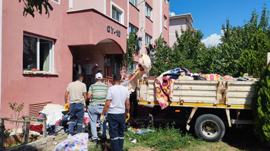 Kötü koku gelen evden 3 kamyon çöp boşaltıldı