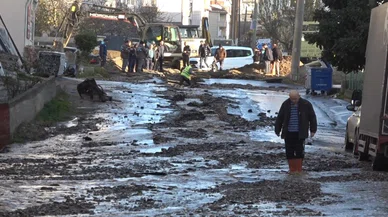 Konya'nın göbeğinde su borusu patladı! Yollar gölete döndü