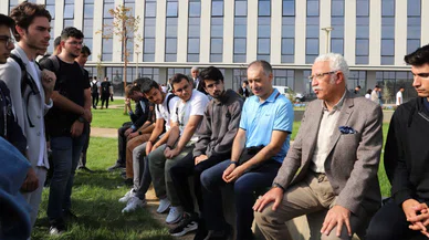 Rektör, üniversiteye yeni başlayan öğrencilerle bir araya geldi