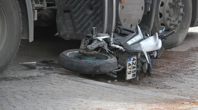 Konya'da, motosiklet tırın altına girdi