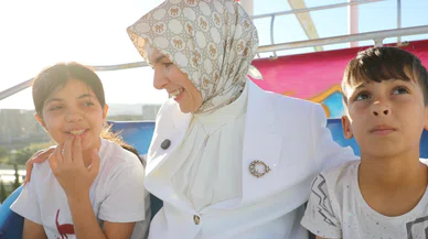 Bakan Göktaş, depremzede çocukları unutmadı