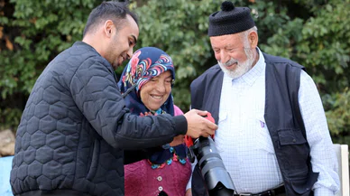 Yaşlı çift dünyaya haya dersi verdi