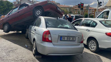 Önce trafik ışığını devirdi sonra asılı kaldı