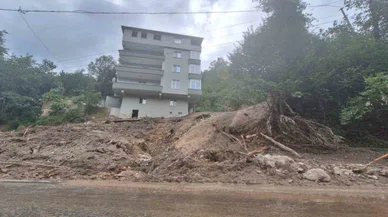 Heyelan 5 katlı binayı teğet geçti, faciadan dönüldü