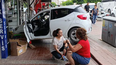 Otomobille ayakkabı mağazasına daldı