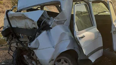 Minibüsle çarpışan araç kağıt gibi ezildi